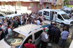 Musalla yerine cenaze arabasında namazı kılındı