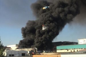 Adana'da boya fabrikasında yangın