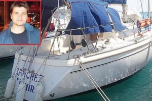 Deniz y&uuml;zbaşı Kazak bayrağıyla ka&ccedil;mış