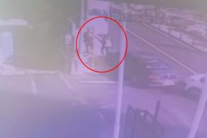 Kaldırımda bekleyen kıza b&ouml;yle &ccedil;arptı