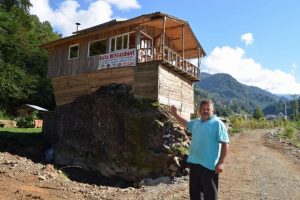 Hayalindeki restoranı kaya &uuml;zerine inşa etti
