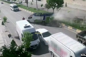 Kamyonun altında kalmaktan saniyelerle kurtuldu