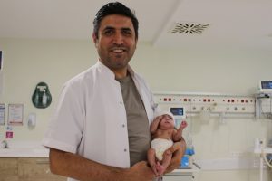 Parmak bebek hayata tutundu