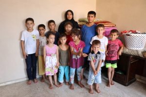 Savaştan ka&ccedil;an Şeyme, 16 &ccedil;ocukla tek odalı evde kalıyor