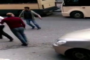 Minib&uuml;s&ccedil;&uuml;-korsan taksici kavgası: Testere, bı&ccedil;ak, sopa...