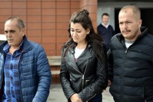 Liseli kız sokakta cinayet işledi