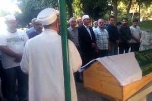 Eşinin 16 bı&ccedil;ak darbesiyle &ouml;ld&uuml;rd&uuml;ğ&uuml; kadın toprağa verildi