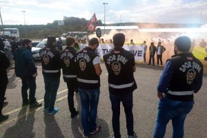 Fenerbah&ccedil;e taraftarlar, Demir&ouml;ren'i istifaya davet etti