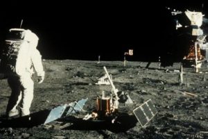 Pence: Ay'a astronot g&ouml;ndermek istiyoruz