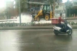 Kep&ccedil;e su borusunu patlattı; cadde g&ouml;le d&ouml;nd&uuml;
