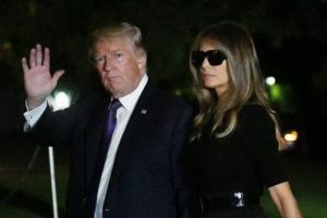 Melania Trump neden hep g&ouml;zl&uuml;kl&uuml;?