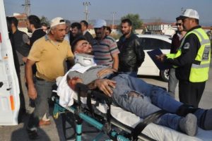 Bursa'da otomobille &ccedil;arpışan motosikletteki 2 kardeş yaralandı