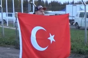A Milli Takım'ı bir taraftar karşıladı