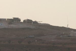 Suriye sınırına konuşlanan askeri ara&ccedil;lar hazır bekliyor