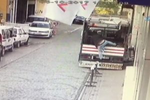 1 dakikada 3 bin liralık hırsızlık kamerada