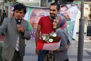 Televizyona r&ouml;portaj verdiğini sanan kadına ilgin&ccedil; s&uuml;rpriz
