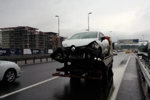 E-5'teki zincirleme kaza trafiği durma noktasına getirdi