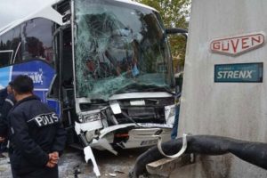 Kocaeli'de yolcu otob&uuml;s&uuml; ile tır &ccedil;arpıştı: 13 yaralı