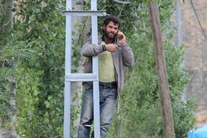 Köyde telefon çekmeyince... 