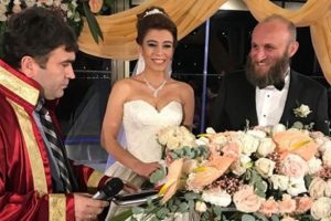 &Uuml;nl&uuml; oyuncu &Ccedil;etin Altay evlendi