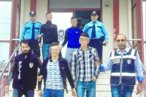 Okuldan &ccedil;aldıkları parayla barda eğlendiler