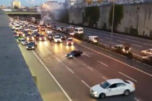 'Drift' yapan d&uuml;ğ&uuml;n konvoyundaki ara&ccedil;lar trafiği kilitledi