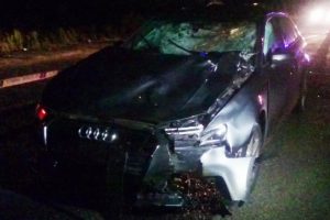 Otomobil elektrikli bisiklete &ccedil;arptı: 2 &ouml;l&uuml;