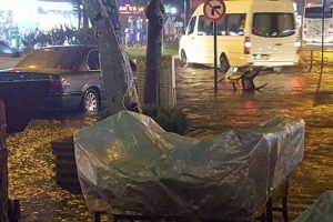 Alanya'da şiddetli yağmur hayatı fel&ccedil; etti