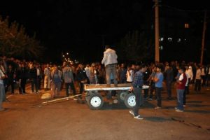 Mahalleli &ouml;l&uuml;ml&uuml; kaza sonrası yolu kapattı