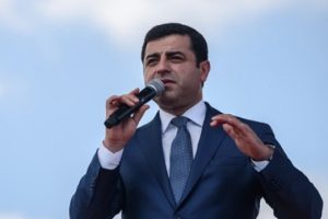 Ter&ouml;r tutuklusu Demirtaş: İlkelerimiz uğruna direnmek bize g&uuml;&ccedil; veriyor