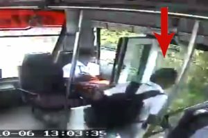 Otob&uuml;s ineceği yerine ge&ccedil;ince aşağı atladı
