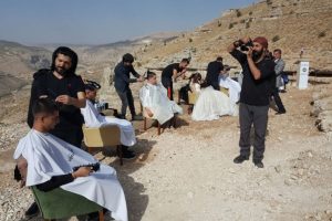 Usta kuaf&ouml;rlerden metrelerce y&uuml;ksekte tıraş şovu