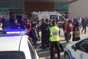 Bursa'da kazayı ve yaralıları bıraktılar, hastane &ouml;n&uuml;nde birbirlerine girdiler