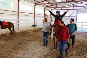 Engelli &ccedil;ocuklara atlı terapi