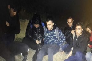 &Ccedil;&ouml;p kamyonundan Suriyeli ka&ccedil;ak g&ouml;&ccedil;menler &ccedil;ıktı