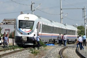 Yaşlı adam, tren raylarına yatarak intihar etti