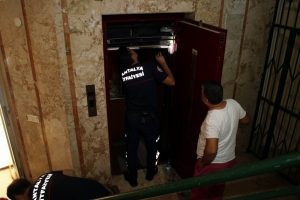 Kardeşinin "yardım edin" &ccedil;ığlığına koştu