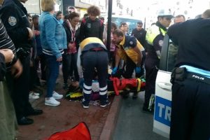 Kamyonetin &ccedil;arptığı lise &ouml;ğrencisi yaralandı
