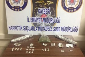 Uyuşturucu baskınında 2'si kadın 12 g&ouml;zaltı