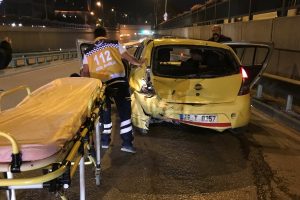 Bursa'da anayolda geri geri giderken kamyonet &ccedil;arptı: 2 yaralı