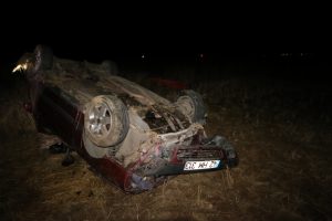 Otomobil şarampole devrildi: 1 &ouml;l&uuml;, 3 yaralı