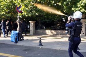 Ankara'da gar saldırısının yıl d&ouml;n&uuml;m&uuml;nde polis m&uuml;dahalesi