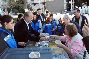 Bursa Mudanya'da Başkan T&uuml;rkyılmaz aşure dağıttı