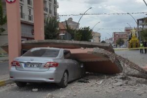 Vincin &ccedil;arptığı &uuml;st ge&ccedil;it otomobili b&ouml;yle ezdi
