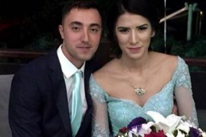 G&ouml;zaltına aldığı gen&ccedil; kızla nişanlandı!
