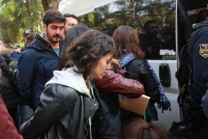 İzinsiz eyleme polis m&uuml;dahalesi: 15 g&ouml;zaltı