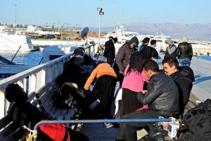 &Ccedil;eşme'de 54 Suriyeli g&ouml;&ccedil;men yakalandı