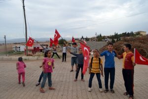 Suriye sınırındaki evlere T&uuml;rk bayrağı asıldı