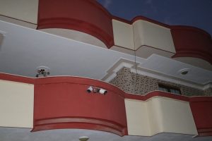 Torbacı evini g&uuml;venlik kamerasıyla koruyormuş