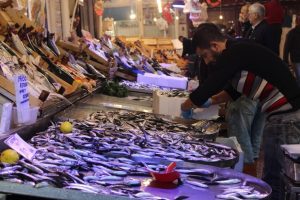 Bursa'da el yakan hamsiye b&uuml;y&uuml;k talep!